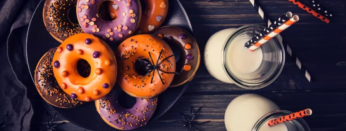 Donuts d’Halloween avec Côte d’Or® Des donuts au chocolat avec une décoration d’Halloween