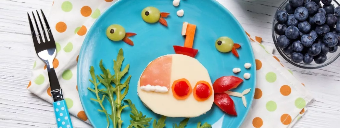 Le goût - opération découverte Des aliments en forme de sous-marin dans une assiette