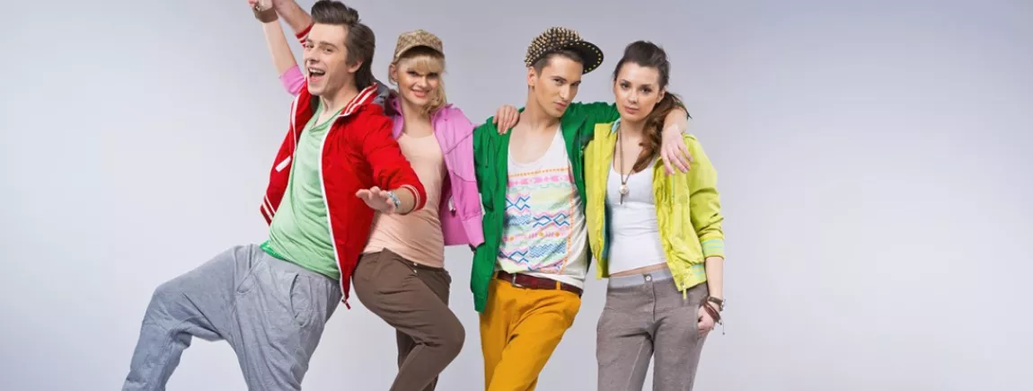 Un groupe d’ados au look flashy 