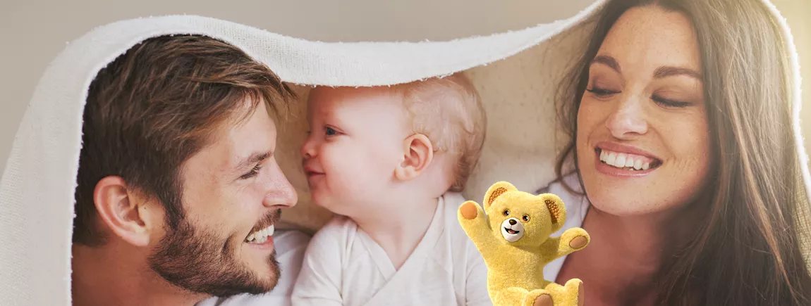 La compil’ des astuces jeunes parents Un père une mère et leur bébé allongés sur un lit