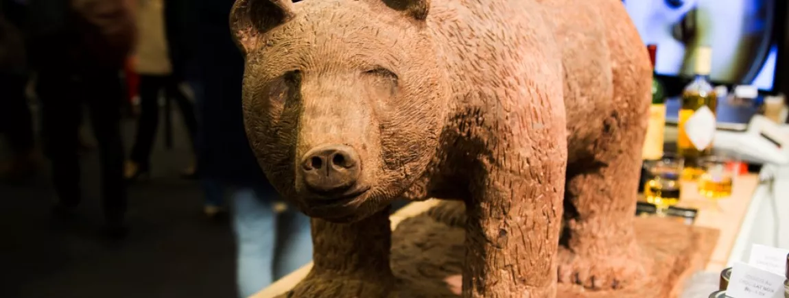 Le Salon du chocolat : la gourmandise durable Une sculpture d’ours en chocolat