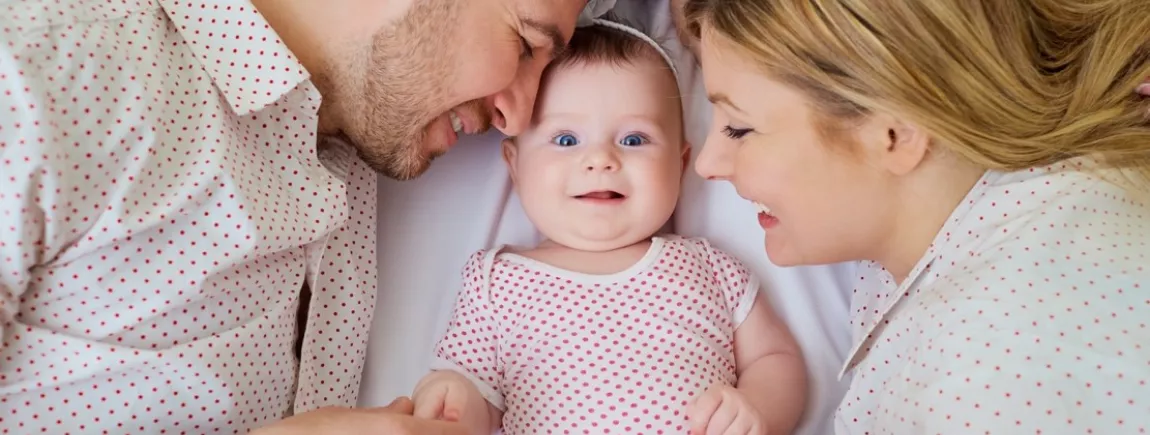 Un couple entoure leur bébé