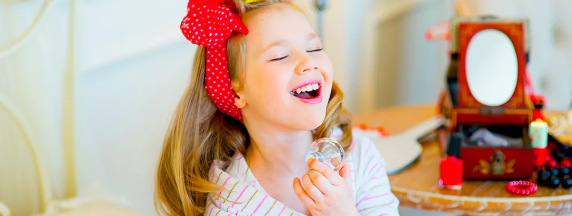 Se parfumer en famille, un jeu d’enfant ! Une petite fille se parfume