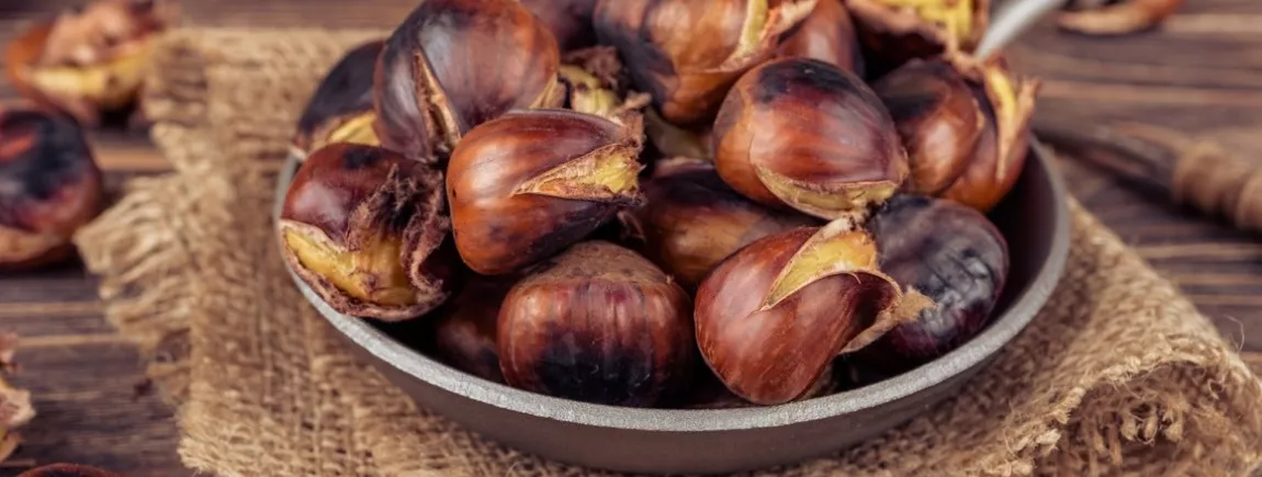 Chauds les marrons ! Une poêle remplie de marrons chauds
