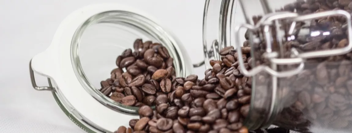 Des recettes à base de café Des grains de café dans un pot