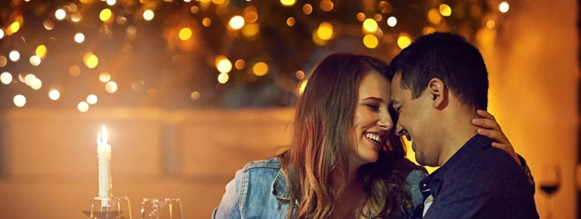 Déco inspirée pour dîner en amoureux Des amoureux fêtent la Saint-Valentin