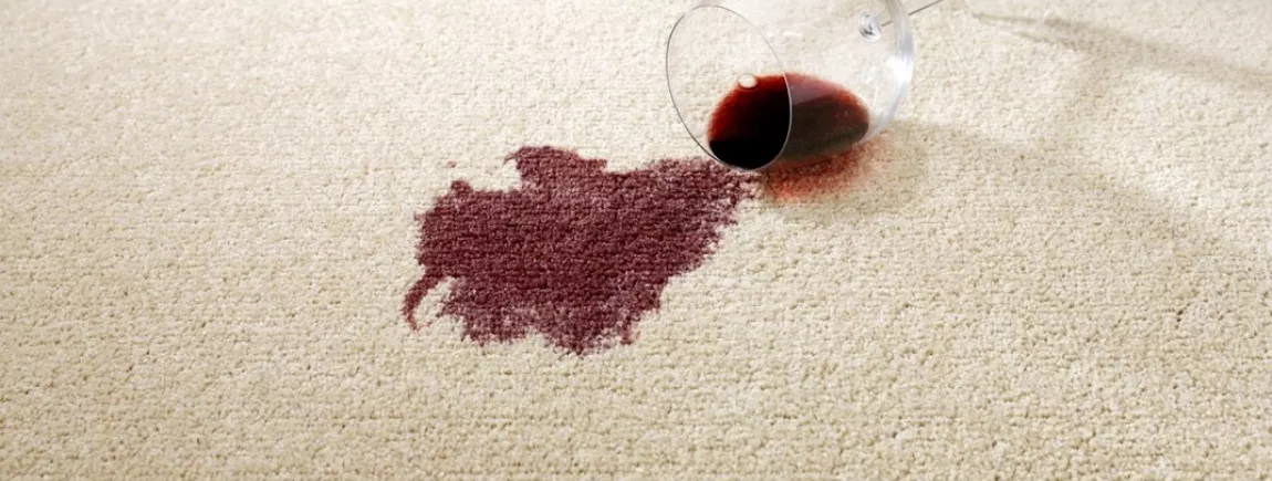 Comment nettoyer facilement les taches de vin sur vos textiles ? Une moquette tachée avec du vin