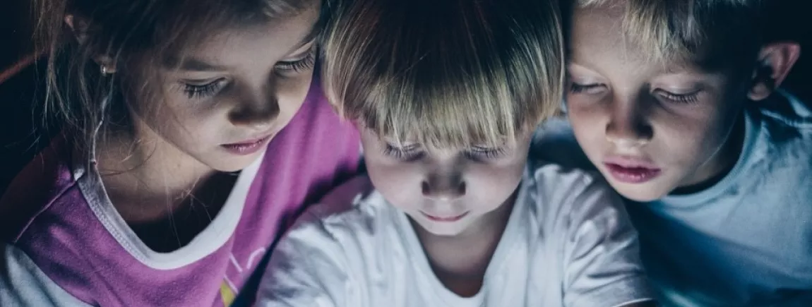 Ecrans et enfants : attention dangers ? Des enfants face à un écran