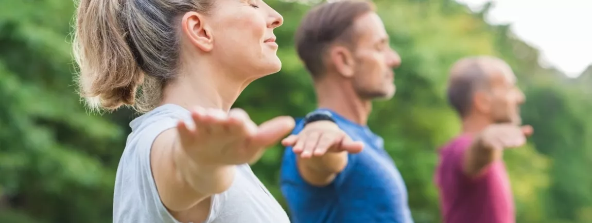 6 activités bien-être à tester en plein air ! Du taï-chi dans un parc