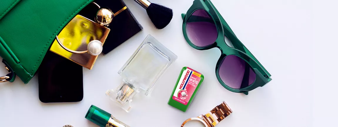 Un sac à main XS optimisé, en 8 astuces ! Un sac à main de fille qui déborde d’accessoires