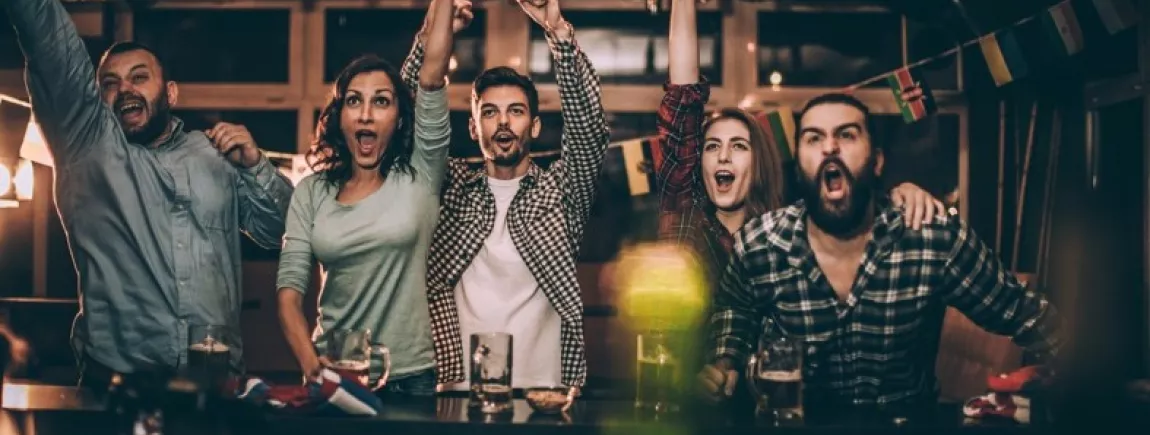 Des idées d'apéro à savourer pour soutenir les Bleus ! Un couple qui encourage son équipe de football à la maison