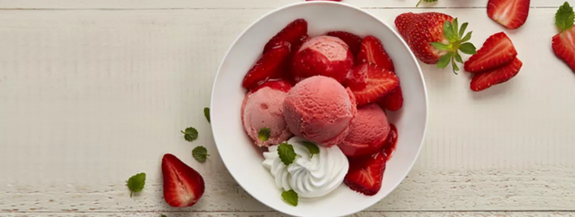 Variez les toppings* pour customiser vos plaisirs glacés ! glace a la fraise carte d'or