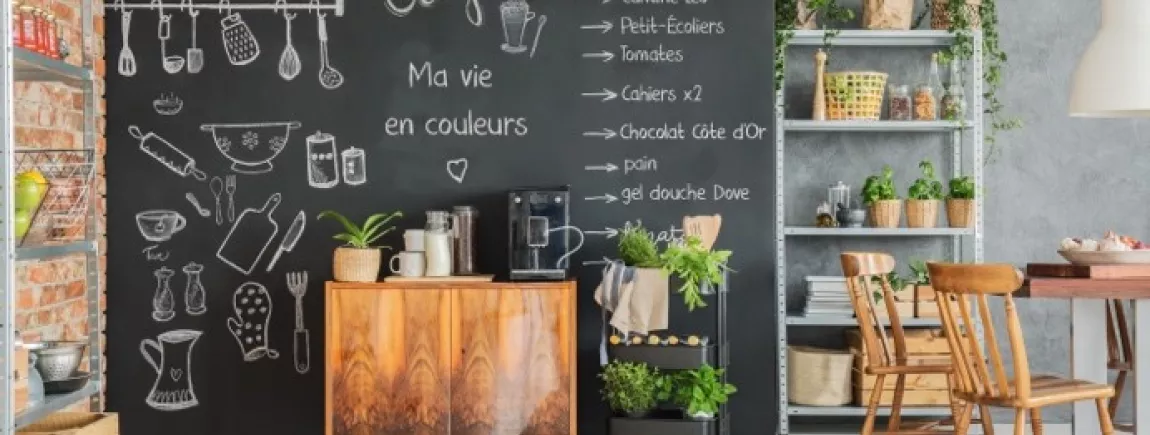 On écrit sur les murs... pour s'organiser ! Ecrire sur les murs de la maison avec de la peinture déco