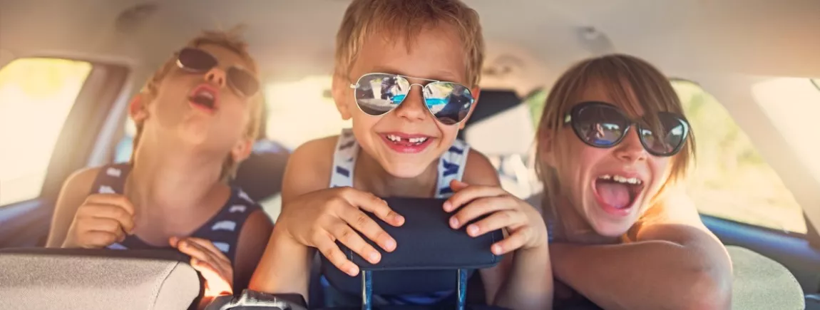 Des enfants s’amusent en voiture