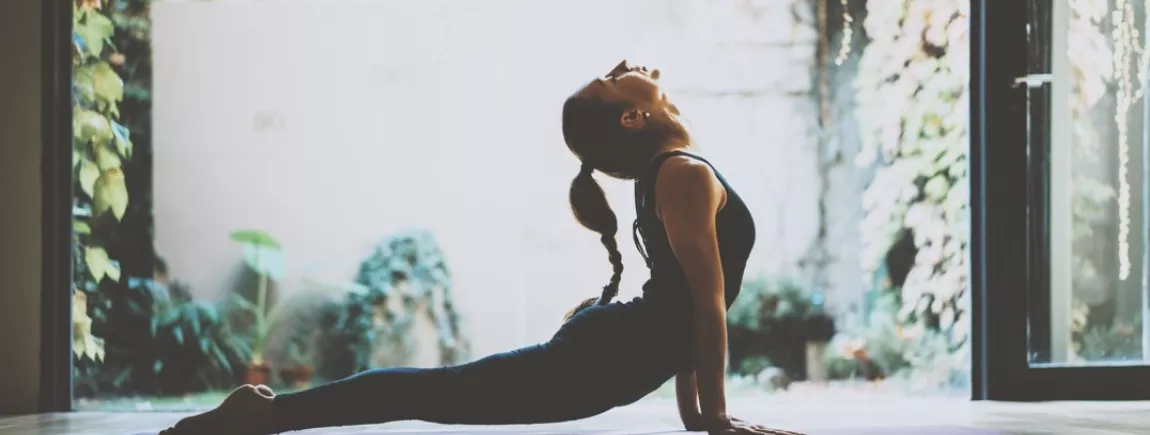 Une femme qui pratique du yoga