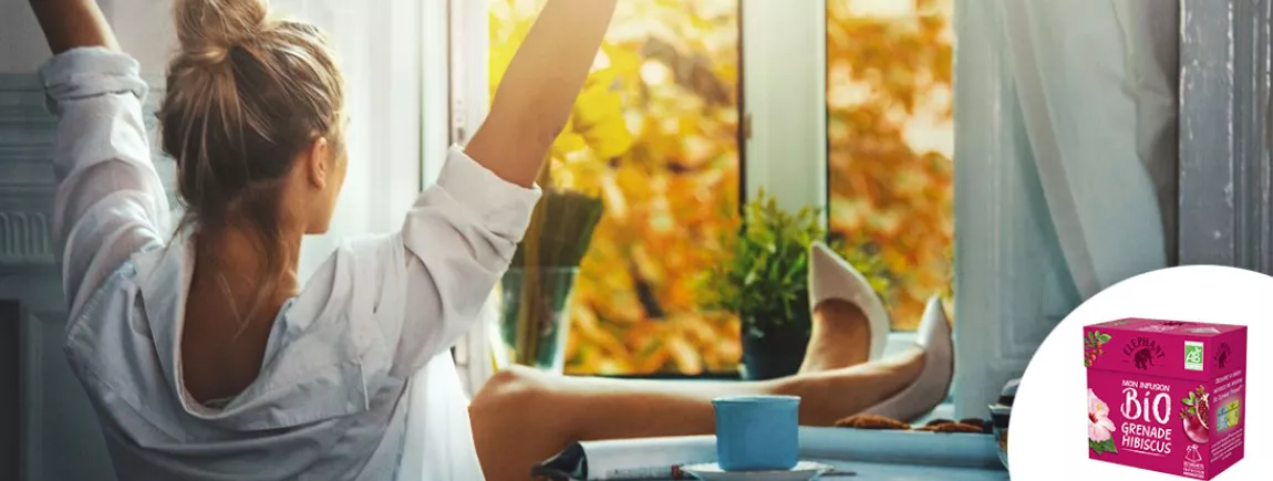 Une femme profite d’un moment cocooning en prenant son temps 