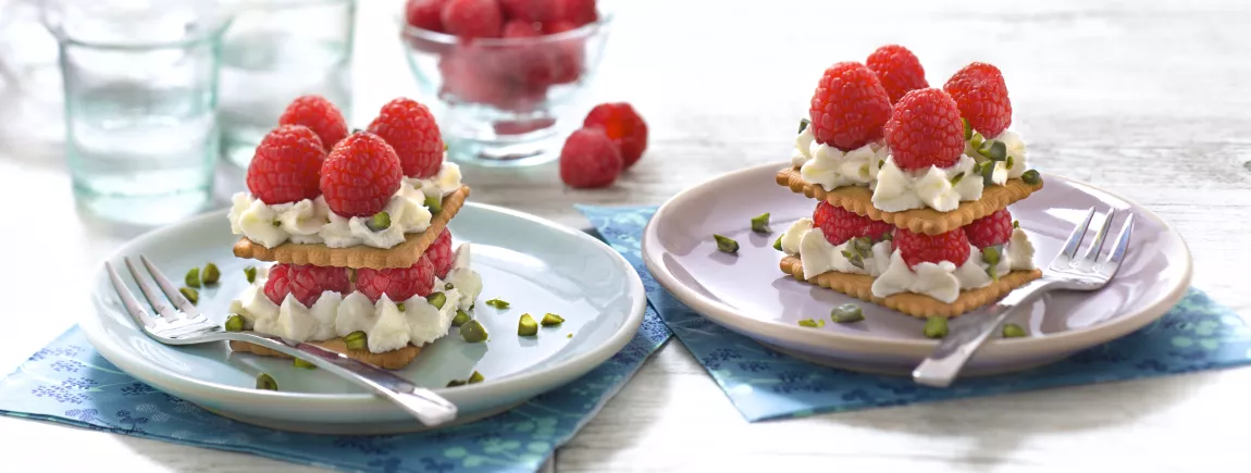 Millefeuille de biscuits Thé de LU® aux framboises et pistache Millefeuille de biscuits Thé de LU® aux framboises et pistache