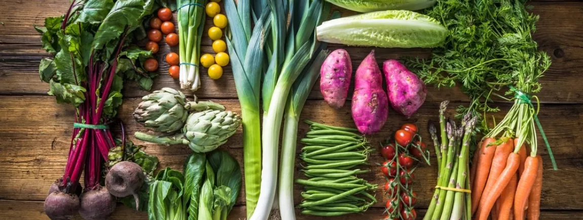 Un assortiment de légumes : carottes, poireaux, betteraves, artichauts