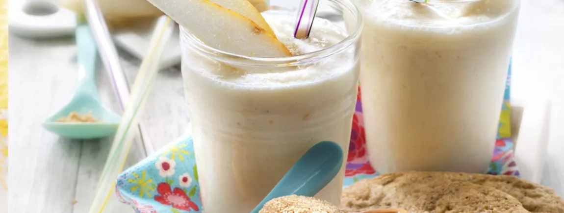 Smoothie à la poire, bouchées croquantes de belVita® Crookie Noisette