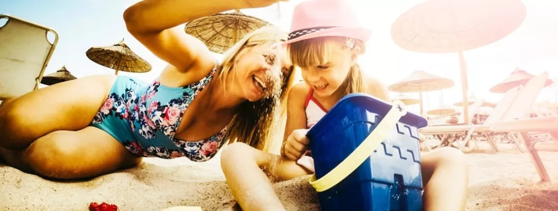5 jeux rigolos entre sable et eau ! Une mère et sa fille jouent avec du sable sur une plage