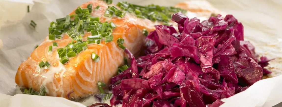 Papillote de saumon à la compotée de chou rouge au gingembre saumon à la compotée de chou rouge