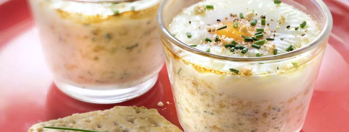 Œufs cocotte à la crème de ciboulette et biscuits TUC® Œufs cocotte à la crème de ciboulette et TUC® Crispy