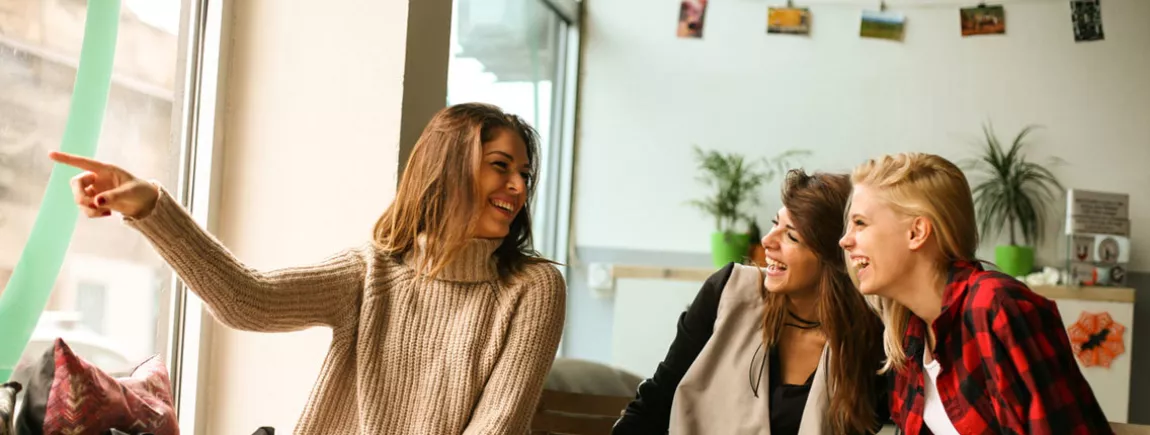 24h dans la vie d’une femme ! Un groupe de femmes partage un moment entre amis autour d’un café.
