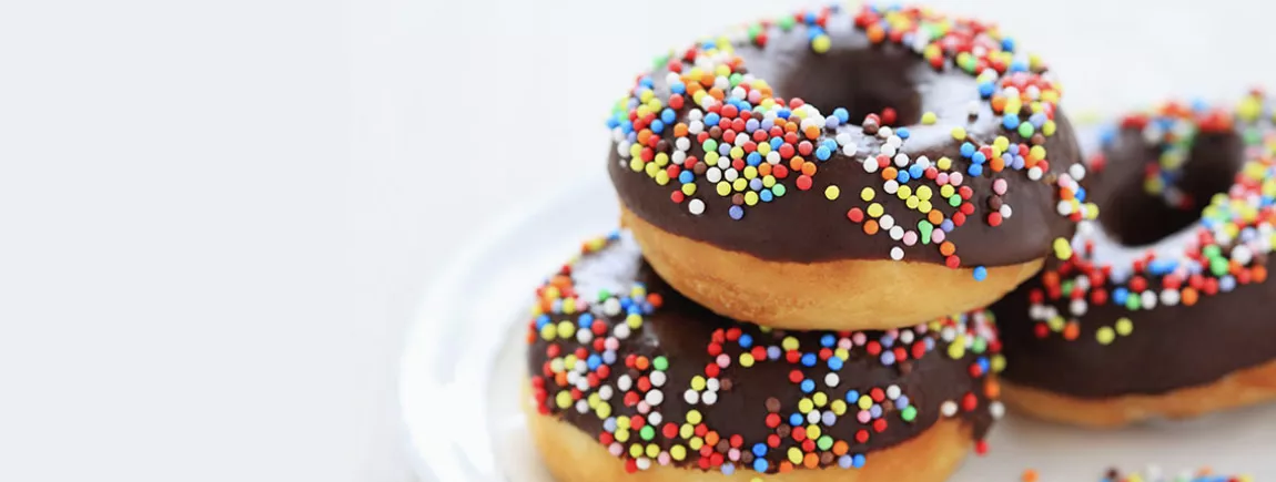 Donuts au chocolat et vermicelles de couleur Donuts au chocolat et vermicelles de couleur
