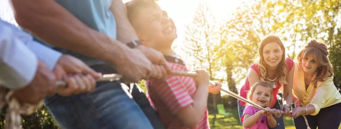 Olympiades en famille, à vos marques, prêts, riez ! Une famille dispute l’épreuve du tir à la corde