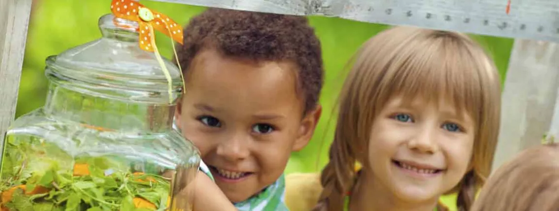 Tous dehors pour bricoler un bar à goûter ! Bar à goûter DIY en extérieur avec des enfants