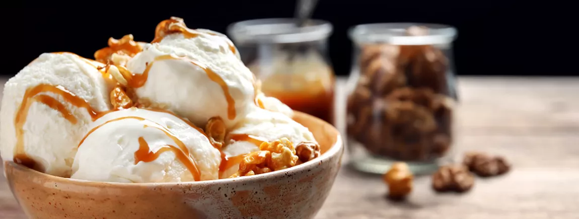 Un topping au caramel sur de la glace Carte d’Or