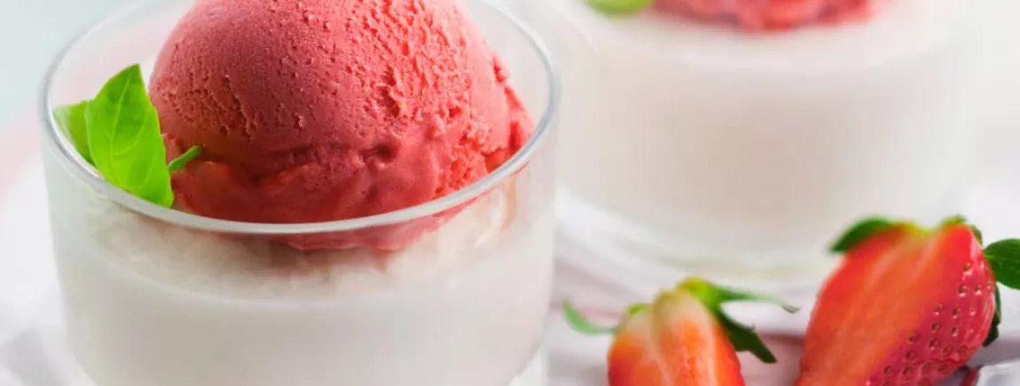 Irrésistible Panna cotta, basilic et fraise avec Carte d’Or ® Irrésistible Panna cotta, basilic et fraise avec Carte d’Or®