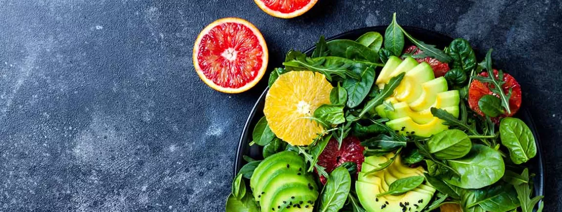 Des salades exotiques et originales pour barbecue Une salade de pamplemousse, d’orange et d’avocat avec Amora®