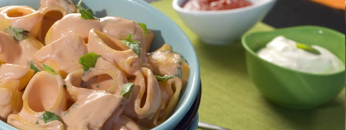 La sauce idéale pour vos pâtes : crème fraîche, basilic et une touche de ketchup Pâte à la crème fraîche, au ketchup et au basilic avec Amora ®