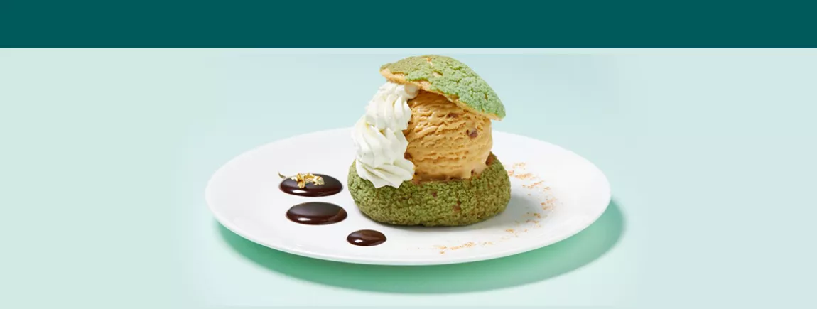 Un dessert glacé avec du matcha