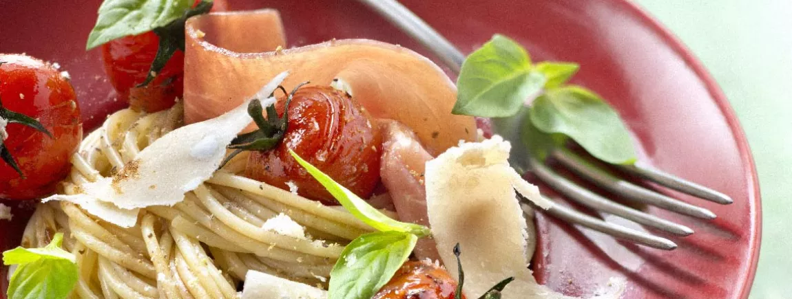 Salade de pâtes, tomates cerise et jambon cru Salade de pâtes, tomates cerise et jambon cru