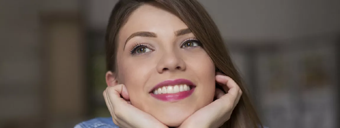 Une femme avec un joli sourire. 