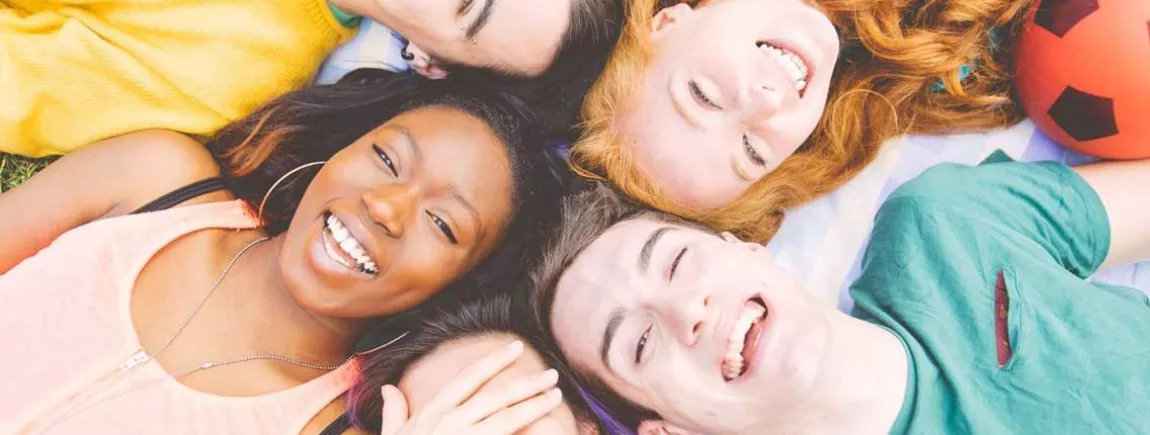 Savez-vous parler ado ? Cinq adolescents tous différents partagent un moment de complicité