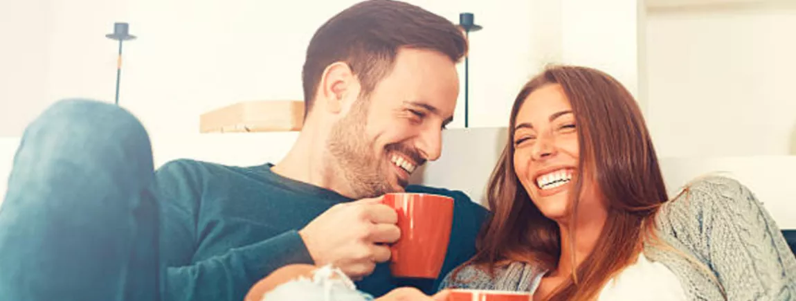 Prendre le temps pour un petit café, tout le temps Un couple rigole en buvant un café