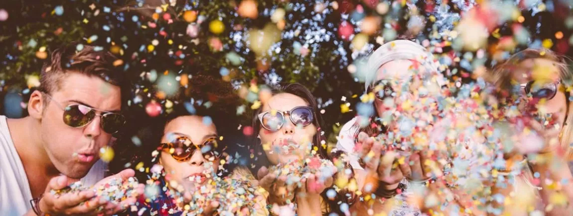 Un groupe d’amis lancent des confettis