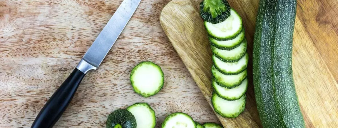 Le panier du mois d’Annelyse : la courgette Des courgettes sur une planche à découper
