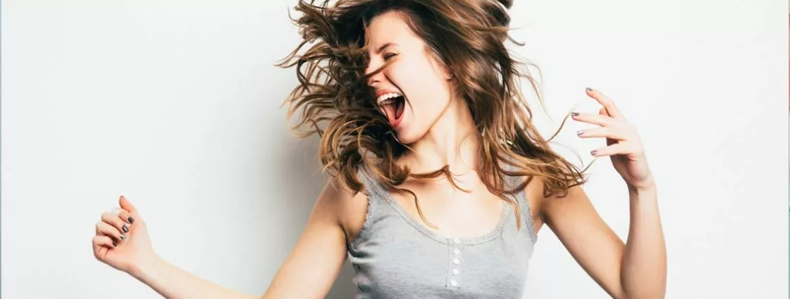 Une femme qui danse de manière énergique