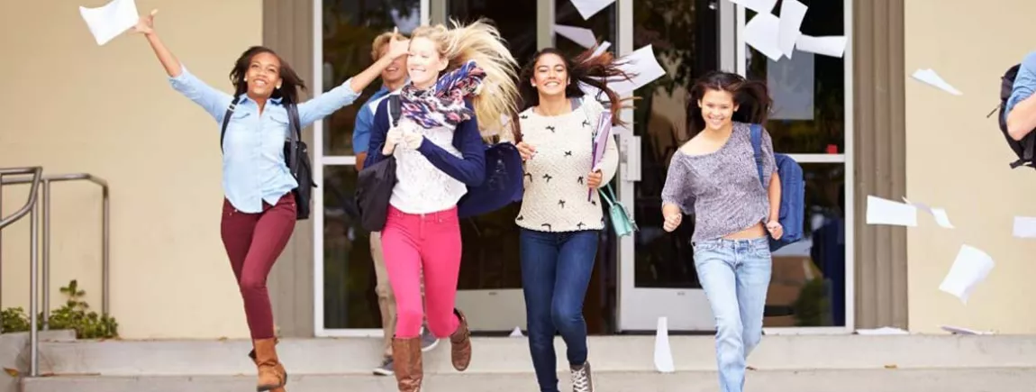Vive la fin de l'année scolaire Un groupe de collégiens à la fin de l’année scolaire