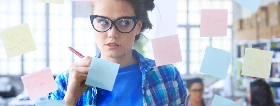 Une femme rédige des post-it