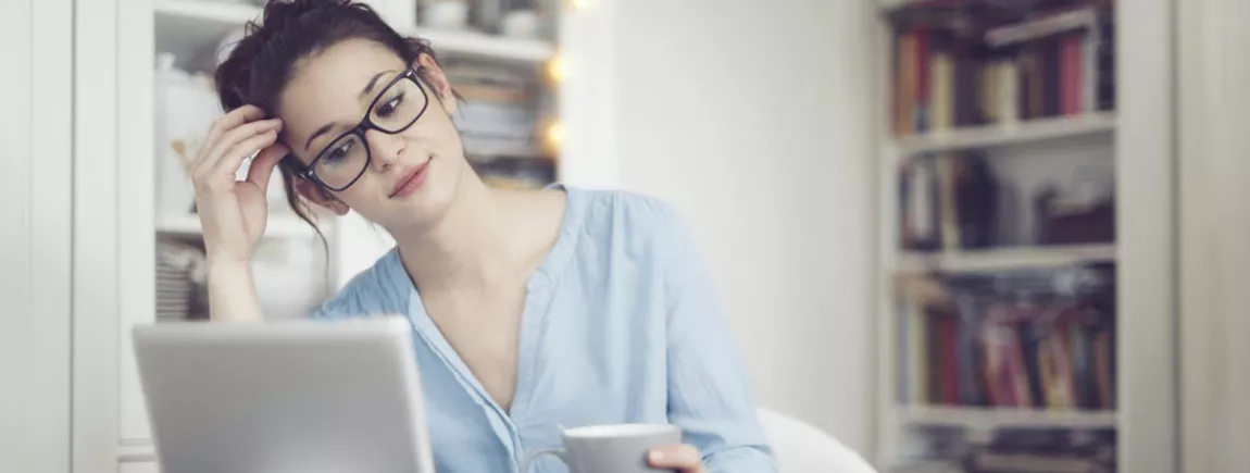 Une étudiante révise dans sa chambre