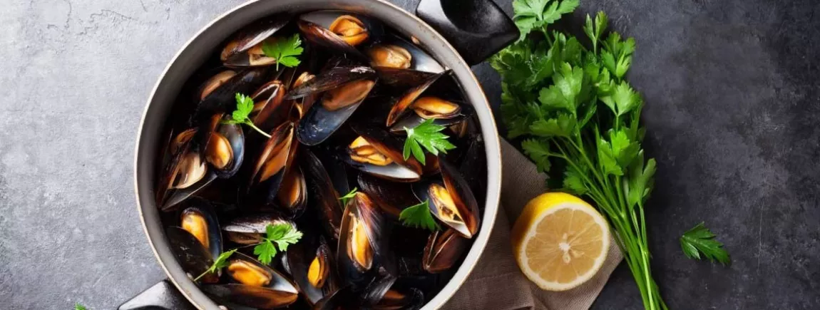 Une cocotte de moules posée sur une table