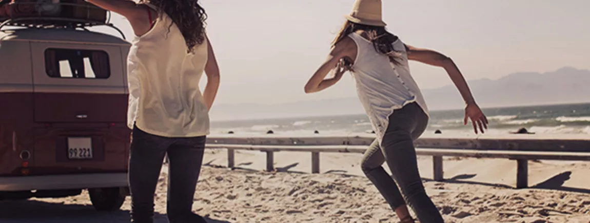 L’histoire de Rexona Des jeunes femmes en vacances à la plage