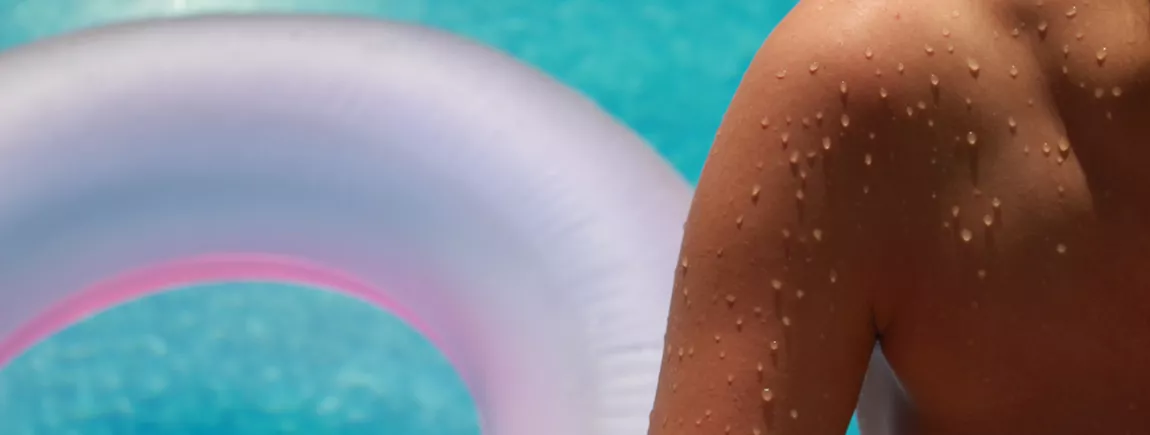 Une femme à la piscine avec Rexona