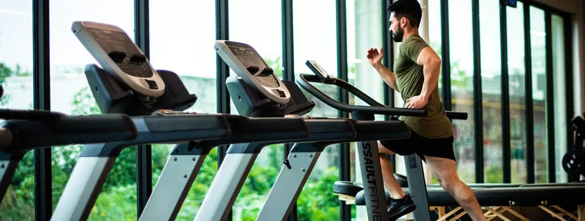 Réduire sa transpiration Un homme sur un tapis de course avec Rexona