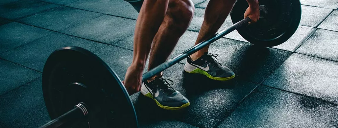 Un homme faisant de la musculation avec Rexona